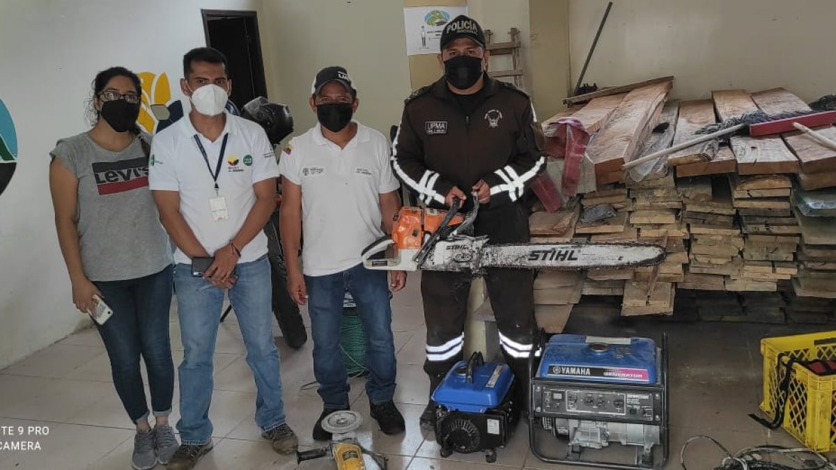 Madera y herramientas para cortarla en las zonas de reserva forestales han incautado personal de Ambiente y la Policía.