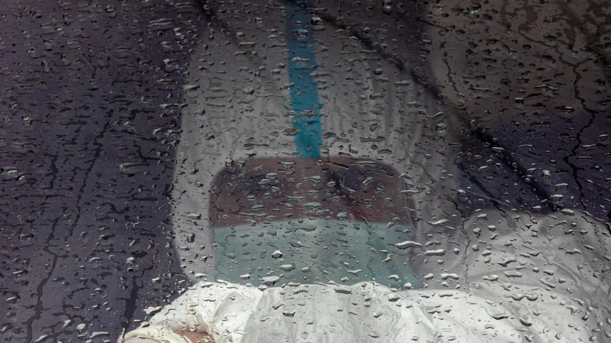 Referencial. Un miembro de la armada observa a través de una ventana mientras traslada en furgoneta los cuerpos de las víctimas de la COVID-19.