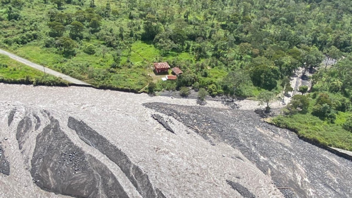 Las autoridades de distintas entidadades sobrevolaron la zona afectada por la correntada del Upano.