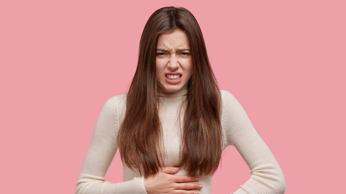 Dolor abdominal es uno de los síntomas.