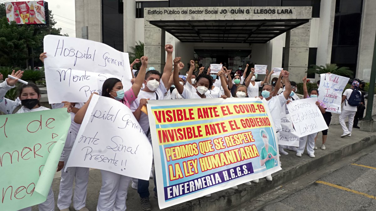 Personal de enfermería del hospital Guasmo Sur y Monte Sinaí protestaron en los exteriores de la Zonal 8 de Salud.