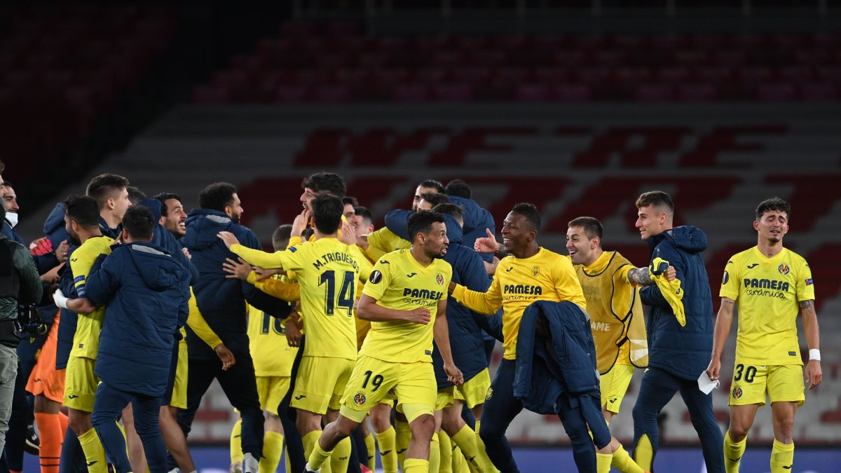 Pervis Estupiñán festeja con sus compañeros la clasificación a la final de la Europa League.