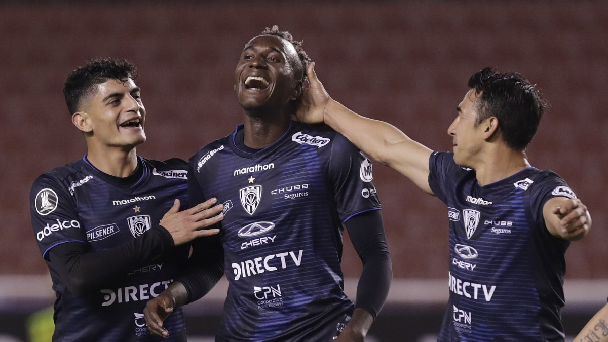 Beder Caicedo (centro) ha sido un jugador clave en Independiente del Valle. Ahora pasa por sus momentos más bajos