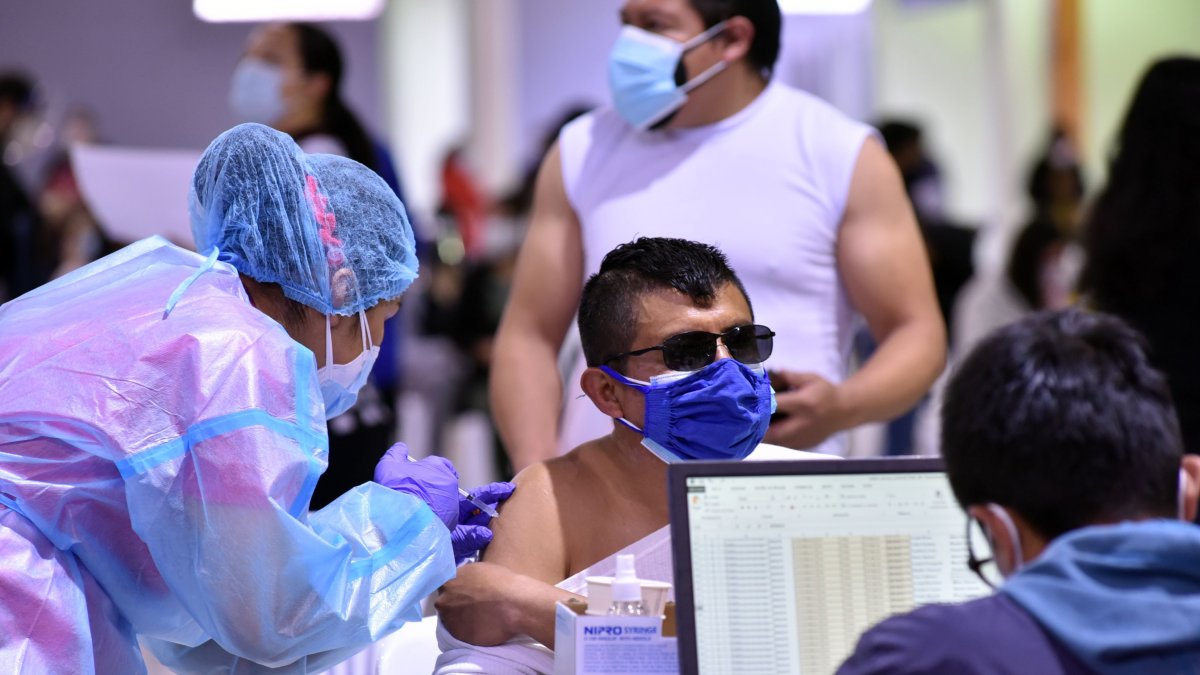 Docentes de varias instituciones educativas se vacunaron el pasado 1 de mayo en el Centro de Exposiciones Quito.
