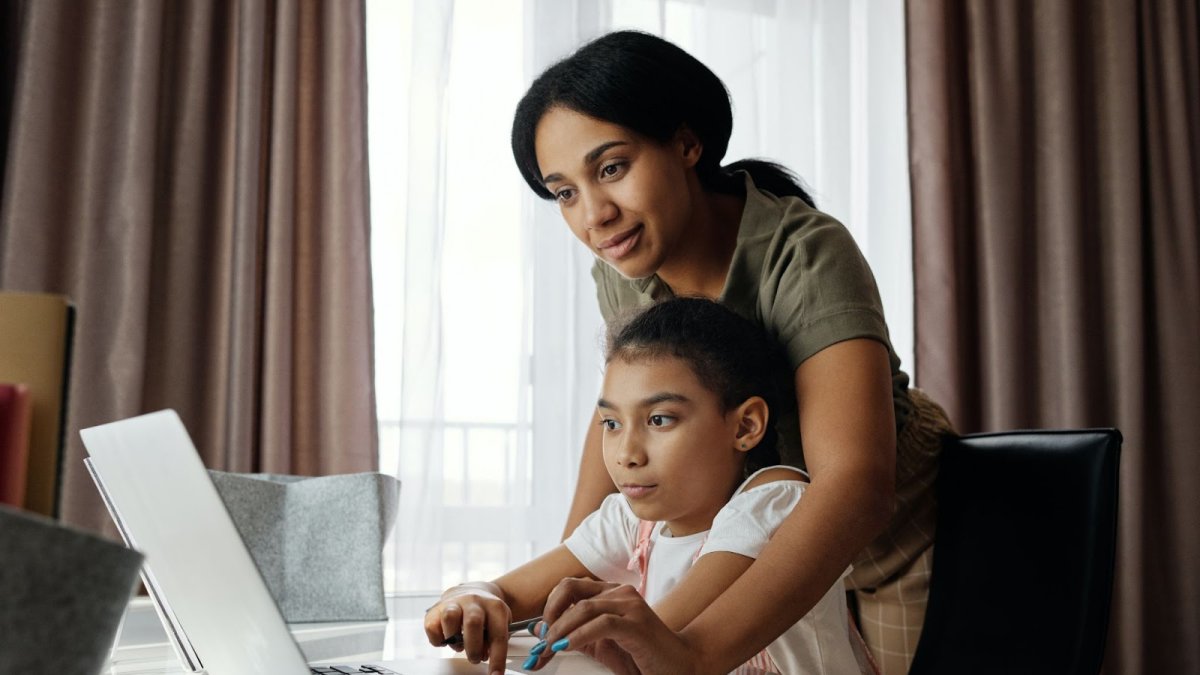 Seguir el currículo en casa con una profesora particular es una de las propuestas con mayor acogida por partes de los padres de familia.