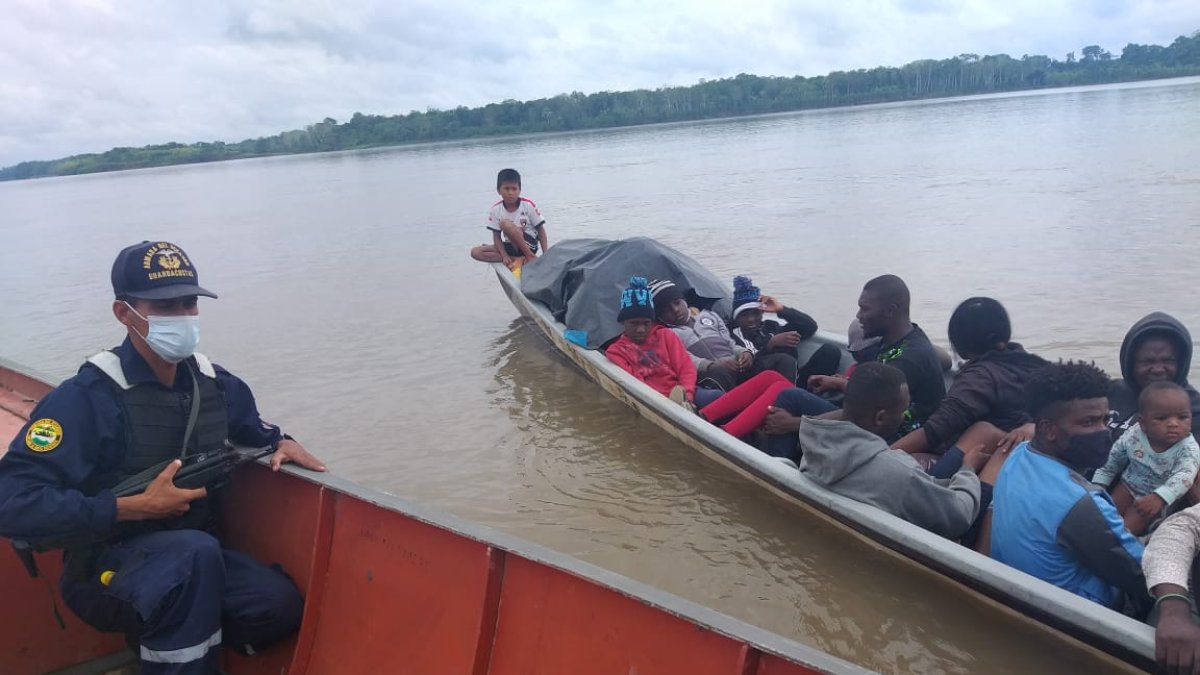 Miembros de la Armada Nacional detectan migrantes ilegales intentando ingresar a Ecuador a través del río Napo.