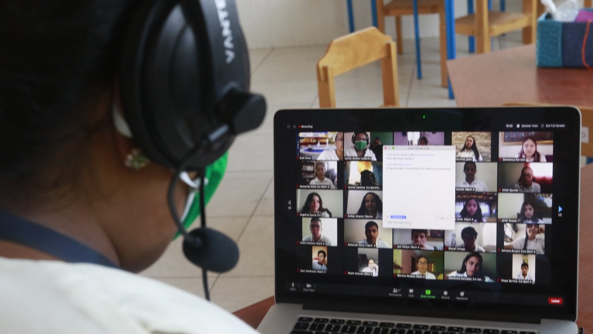 En los colegios privados los maestros se conectaron con sus alumnos a través de plataformas virtuales. En los fiscales, lo hicieron por Whatsapp.