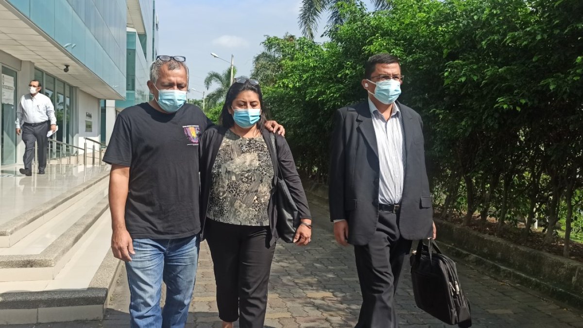 Los padres de la víctima y su abogado acuden a la diligencia y esperan que se haga justicia.