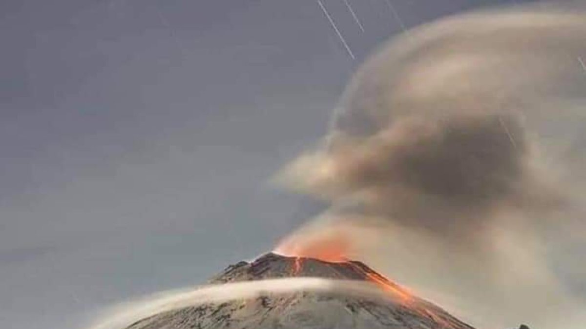 El volcán Sangay entró en actividad el jueves 6 de mayo por la noche.