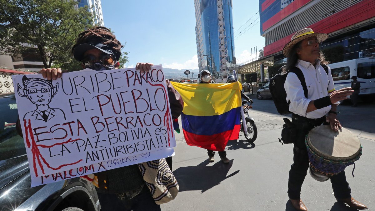 Manifestantes colombianos y bolivianos protestan en la embajada colombiana en La Paz para reclamar que cese la represión a las protestas en Colombia, hoy en el barrio residencial de Calacoto, en el sur de la ciudad.