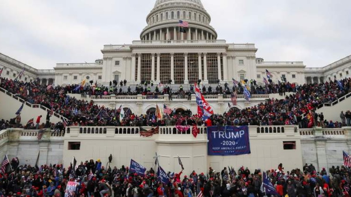 A inicios de enero de este año partidarios del entonces presidente Donald Trump se tomaron el Capitolio. Hoy se busca a más responsables.