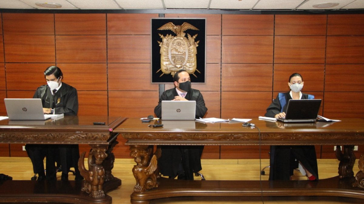 Tribunal. Los miembros del tribunal suspendieron la diligencia y se reinstalará el jueves a las 12:30.