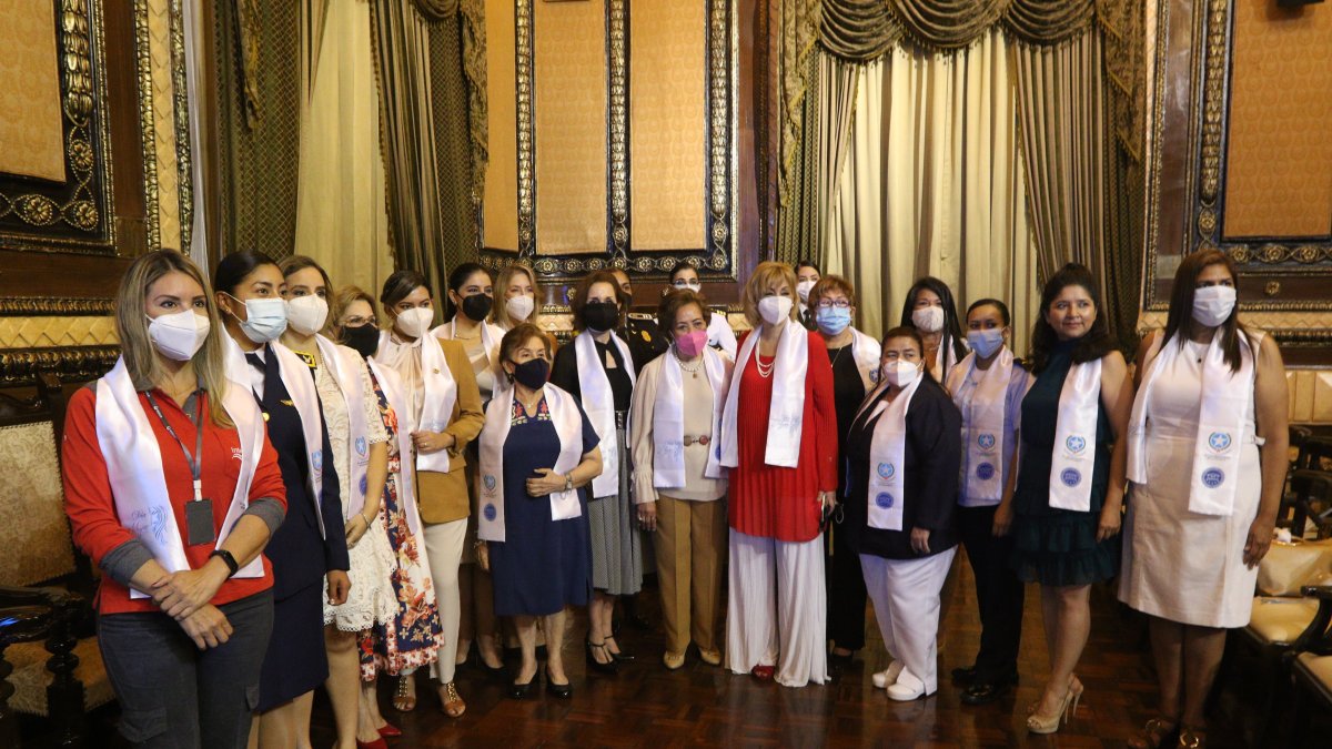 Parte de las guayaquileñas que fueron galardonas por su labor y entrega a la ciudad.