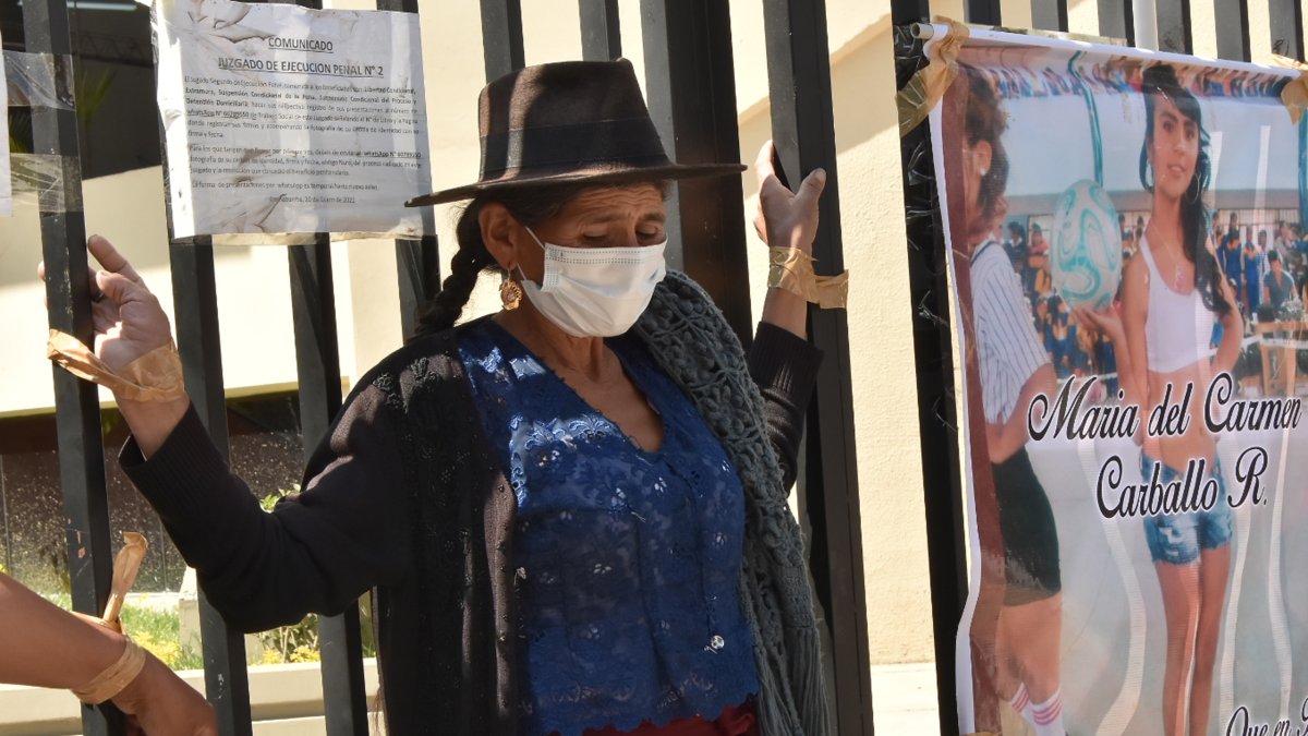 Pilar Reyes, una humilde mujer quechua, protesta atando sus manos con cinta adhesiva a la reja del Tribunal Departamental de Justicia de Cochabamba (Bolivia). EFE/Jorge Abrego