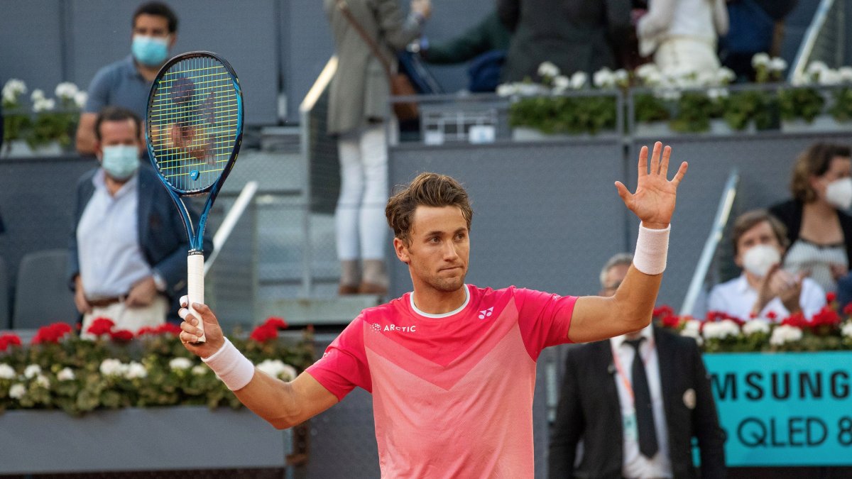 Casper Ruud celebró tras vencer al kazajo Alexander Bublik en el Mutua Madrid Open.