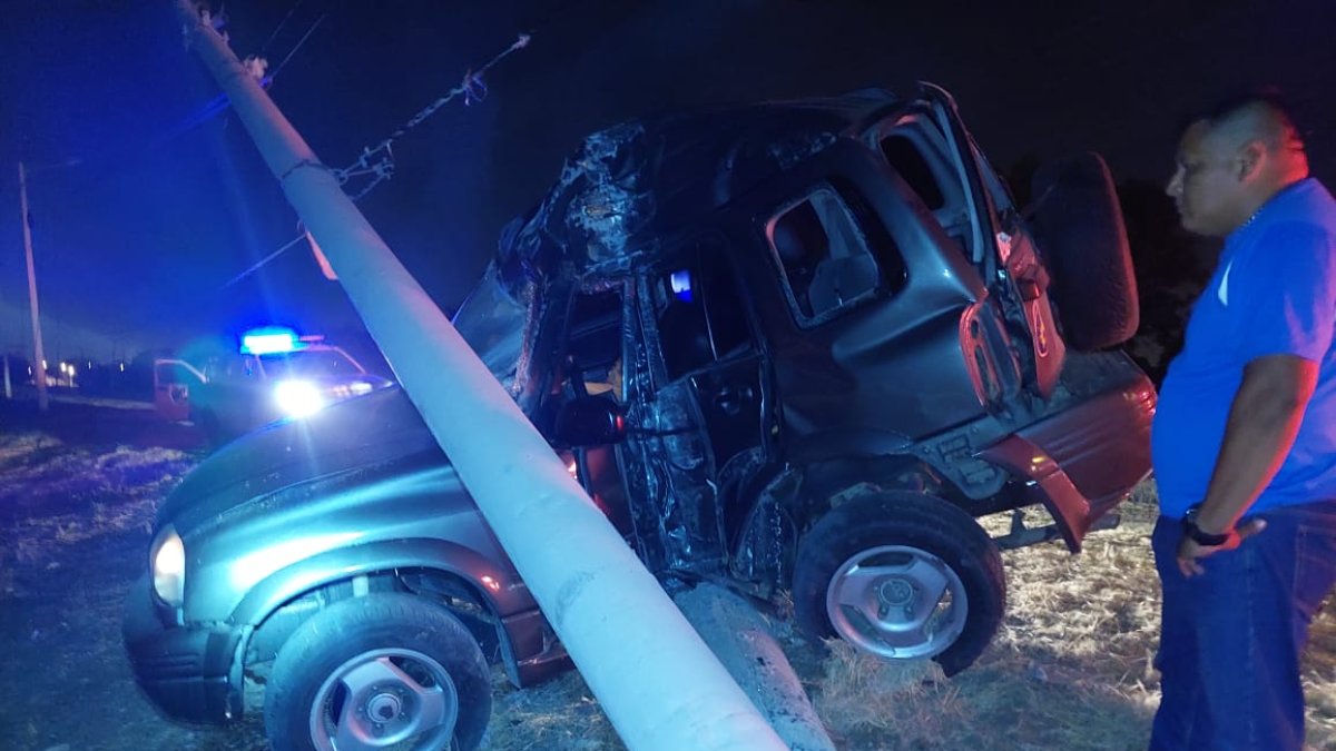 Un carro al perder pista chocó con un poste que lo aplastó.