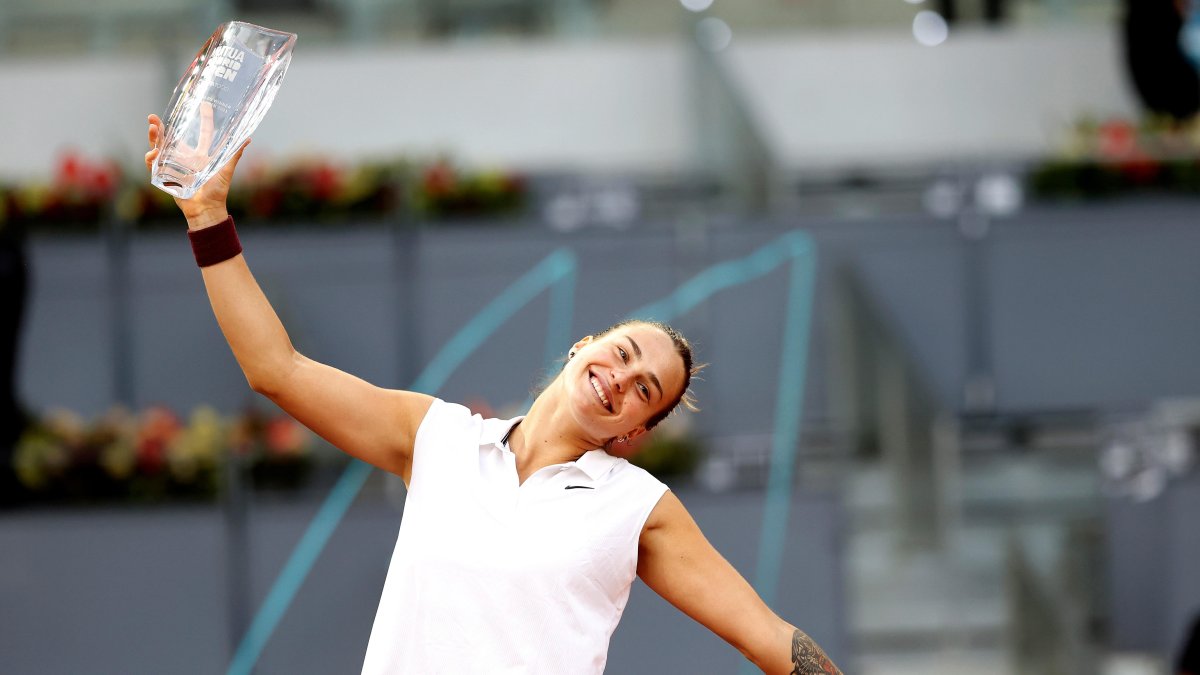Sabalenka, de 22 años, celebra feliz tras convertirse en reina de Madrid. Es la más joven finalista que ha tenido el torneo.