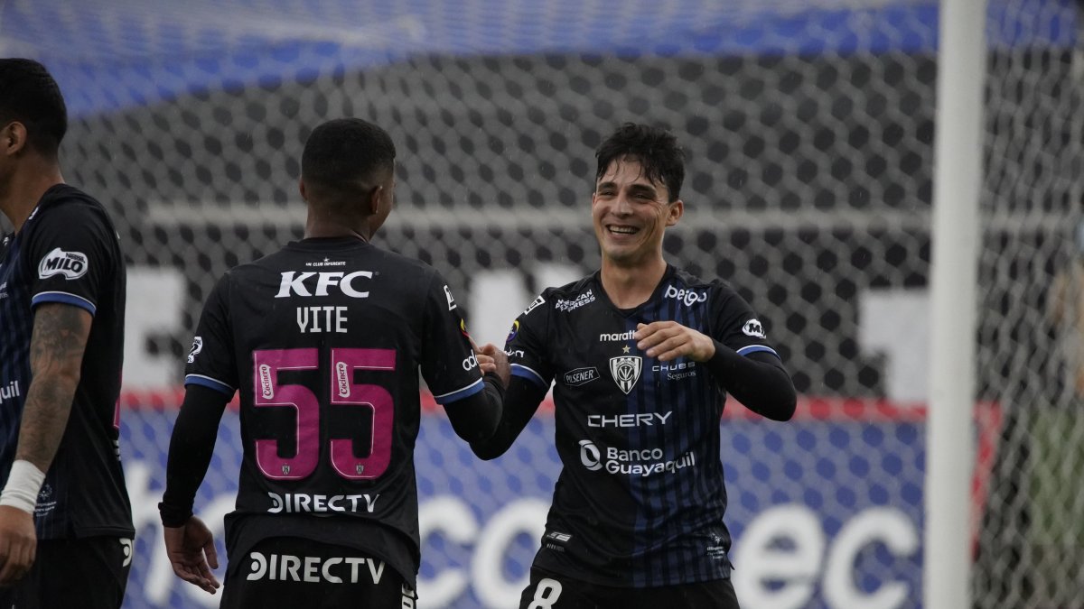 Lorenzo Faravelli (d) marcó un doblete contra el equipo albo.