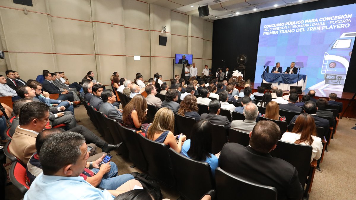 Proyecto. En mayo de 2019, Moreno presentó a empresarios el proyecto de inversión del Tren playero, que no prosperó.