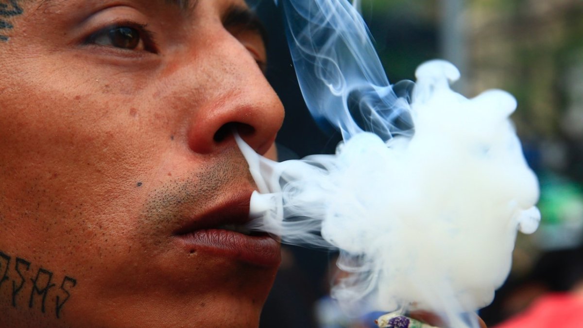 Un activista del Movimiento Cannábico Mexicano fuma hoy, en el día mundial por la liberación de la marihuana, en Ciudad de México.