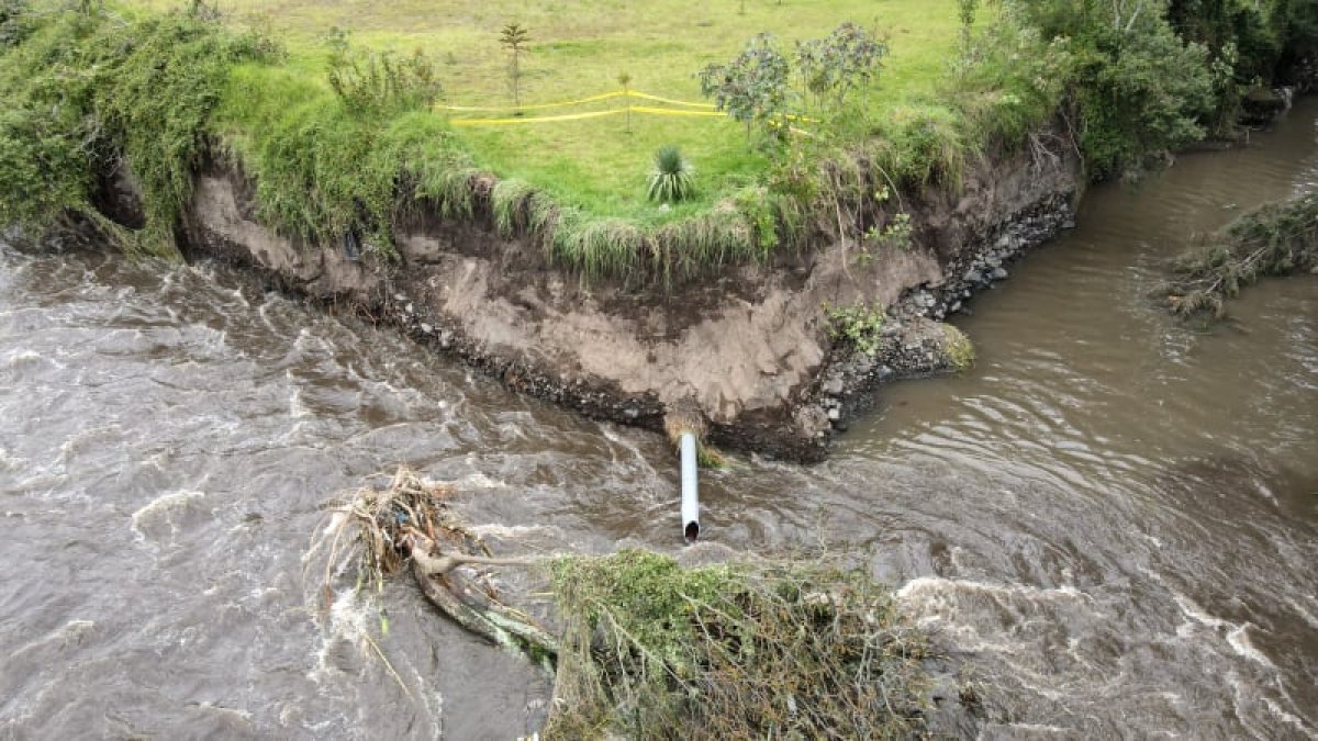 La crecida del río San Pedro, producto de las lluvias, provocó el daño en la línea de conducción.