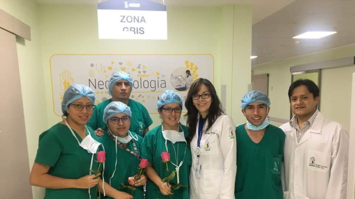 Ximena Garzón, anunciada como futura ministra de Salud, en una foto de febrero pasado con colegas, con ocasión del Día del Médico.