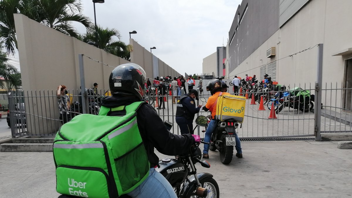 El personal de delivery ingresa por la parte de atrás del Mall de Sur para retirar los pedidos de comida. En la explanada, al fondo, se observan a más personal del servicio a domicilio.