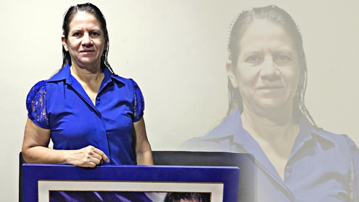 Tania Véliz afirma que ha aprendido a vivir con el dolor de haber perdido a su hijo, Carlos Cedeño, hace 14 años.