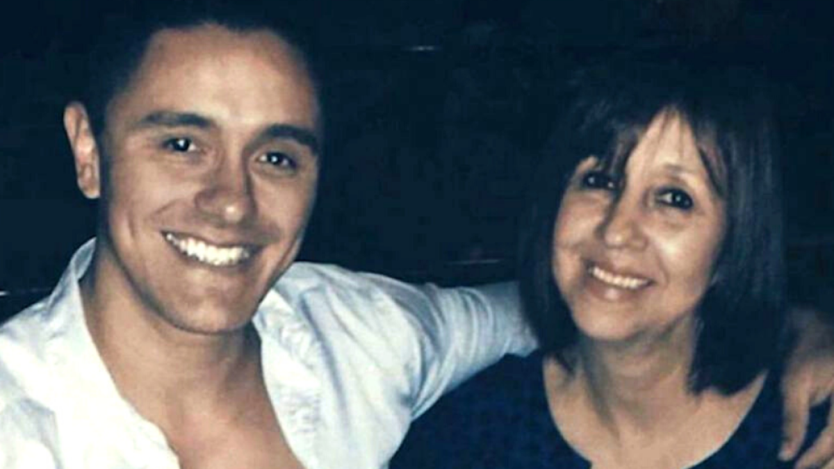 Joey junto a su mamá Ernestina.