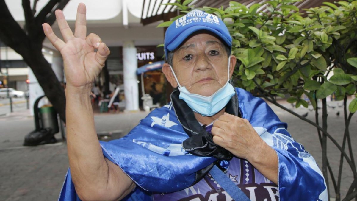 Bella Cabrera es conocida entre los hinchas de Emelec como la 'Abuelita boquera'.
