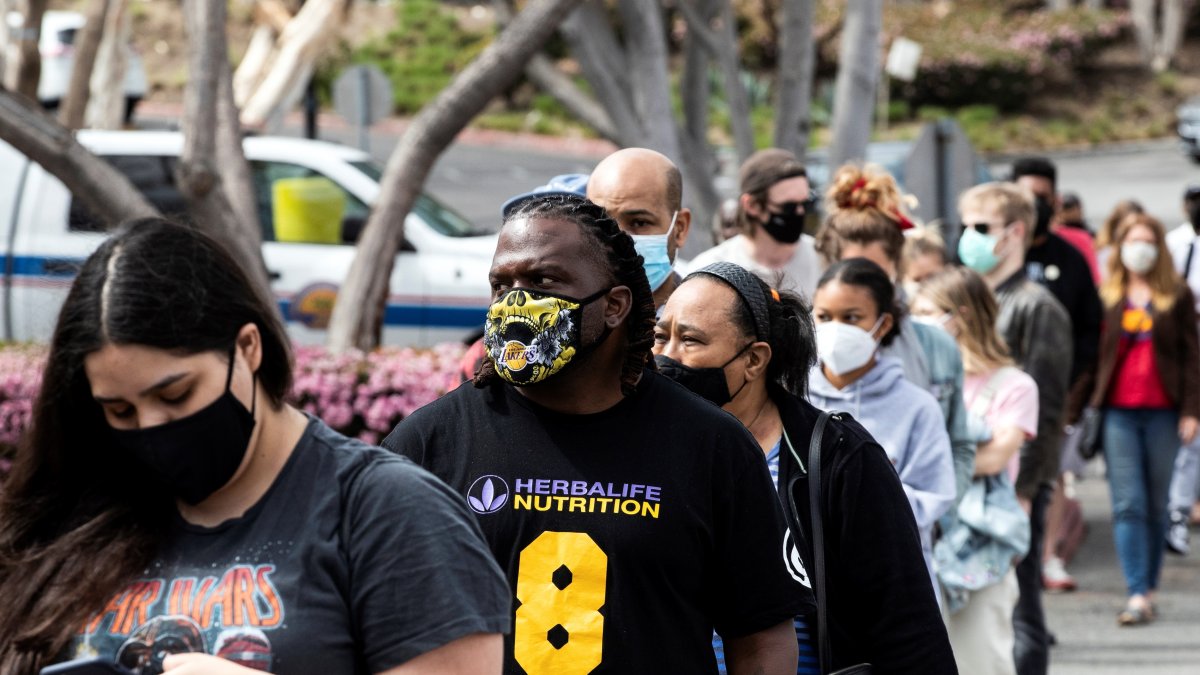 Nueva York. Personas haciendo fila para acceder a las vacunas.