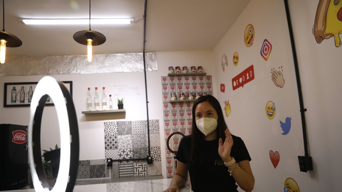 CIUDAD DE MÉXICO. La directora de operaciones de Selfie House, Ale Trejos, detalla acerca de este lugar destinado a los 'tiktokers' e 'influencers'.