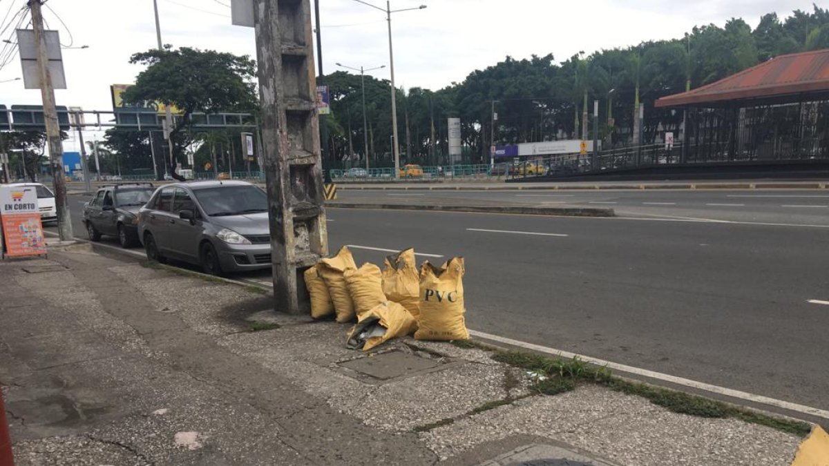 La basura de construcción tirada en la avenida 25 de Julio, que denunciaron los moradores de la ciudadela Nueva de Octubre, al sur de la urbe.
