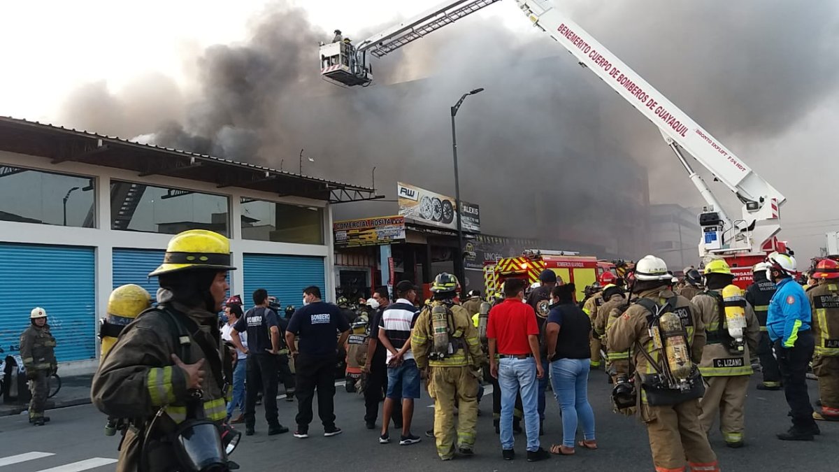 Incendio ocurrido hace unos minutos en el centro de la ciudad, en la avenida Quito y calle Manabía