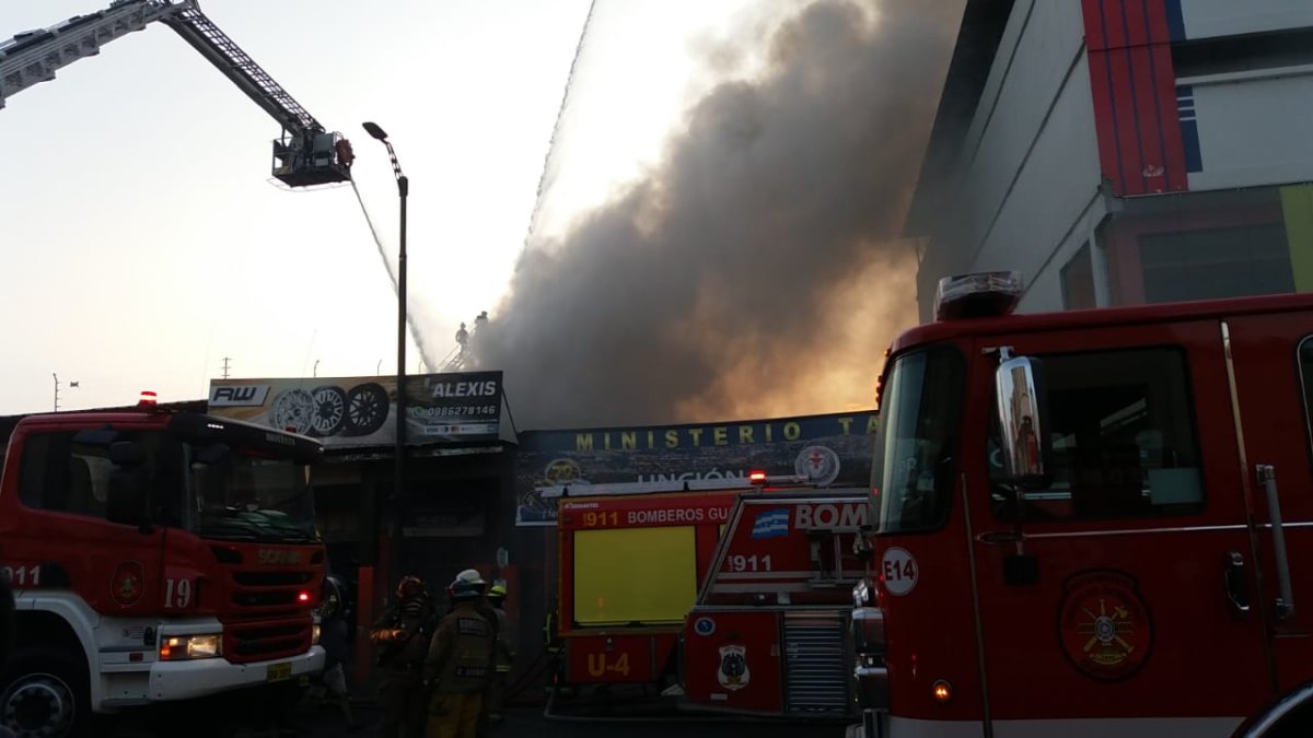 En el lugar todavía se intenta controlar el incendio.