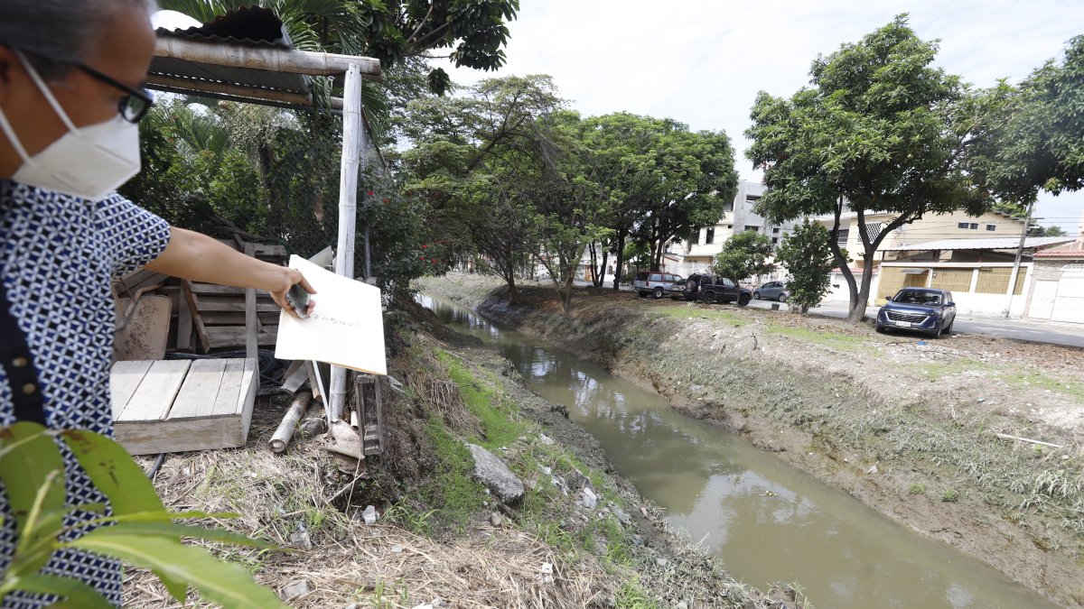 Comunidad. Residentes como Idilia Espín aseguran que el problema ha sido alertado a las autoridades desde hace 10 años.