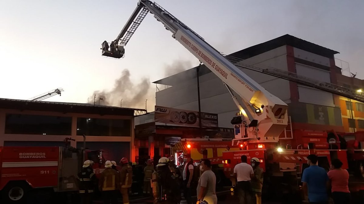 El local donde hubo un incendio el domingo 9 de mayo, en la madrugada del lunes tuvo brasas que se volvieron a prender.