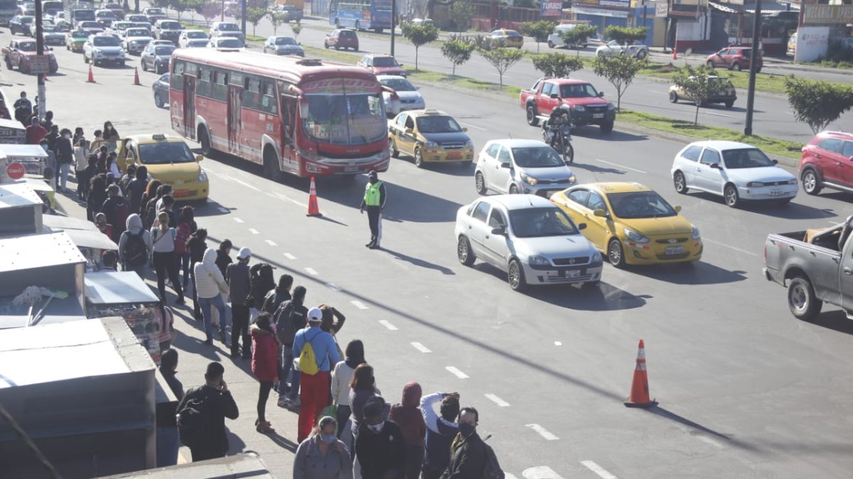 Esta mañana, la suspensión del servicio de transporte generó aglomeraciones en varios puntos de la capital.