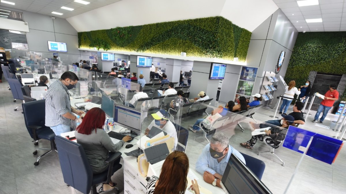 Funcionarios trabajan en ventanilla universal, inaugurada en la administración anterior.