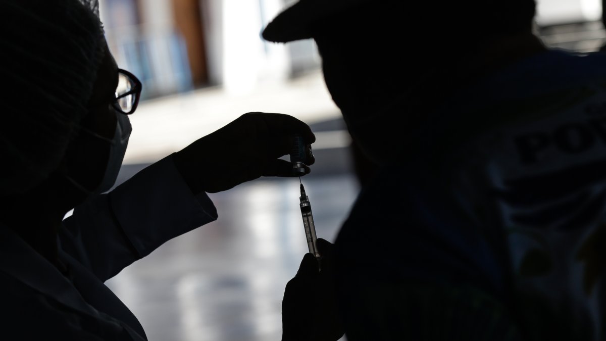 Desde la irrupción de la pandemia, las cárceles brasileñas, que albergan en la actualidad a unas 700.000 personas, han registrado la muerte de 176 reclusos entre los casi 52.500 infectados por el virus, según datos oficiales.