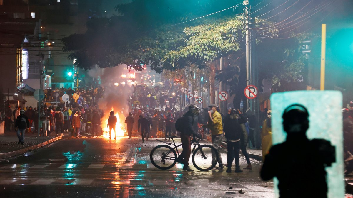 Integrantes del Escuadrón Móvil Antidisturbios (ESMAD) se enfrentan a manifestantes, el 1 de mayo de 2021, en Bogotá (Colombia).