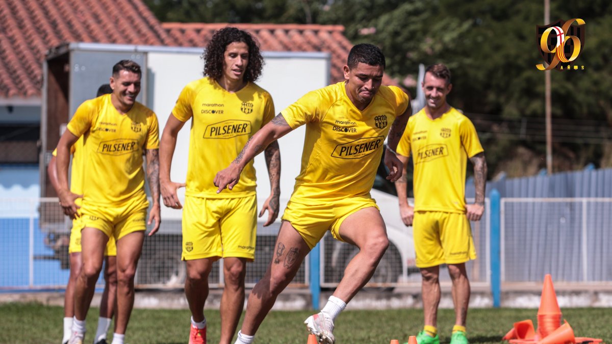 Mario Pineida y Williams Riveros forman parte de la defensa amarilla que jugará en La Paz.