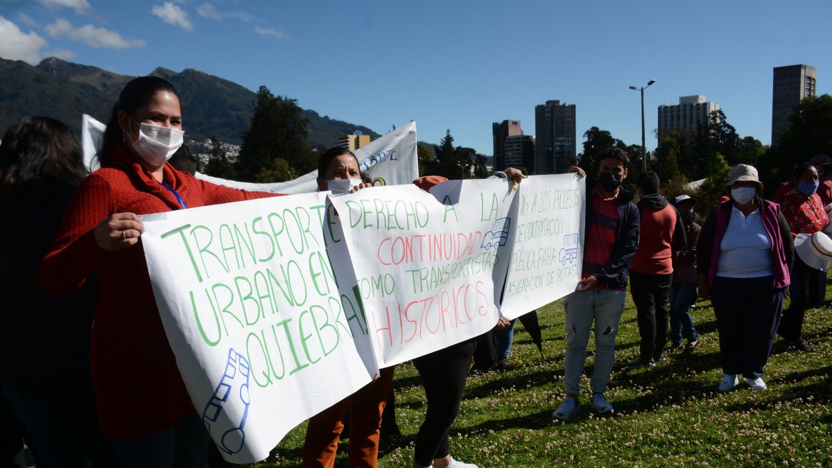 Mientras la directiva de la Cámara de Transporte del DMQ se reunía con el alcalde Jorge Yunda, choferes, ayudantes y demás miembros de las cooperativas protestaron en el parque El Arbolito.