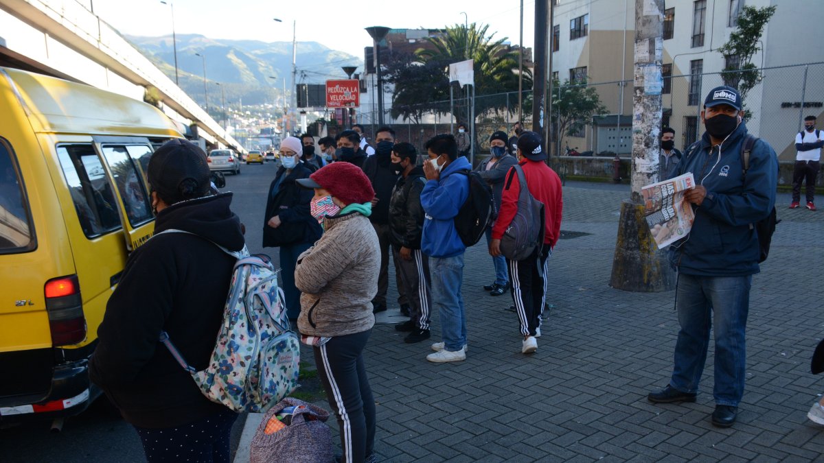 En los exteriores de las terminales, usuarios esperaban ansiosos a las unidades que no laboraron.
