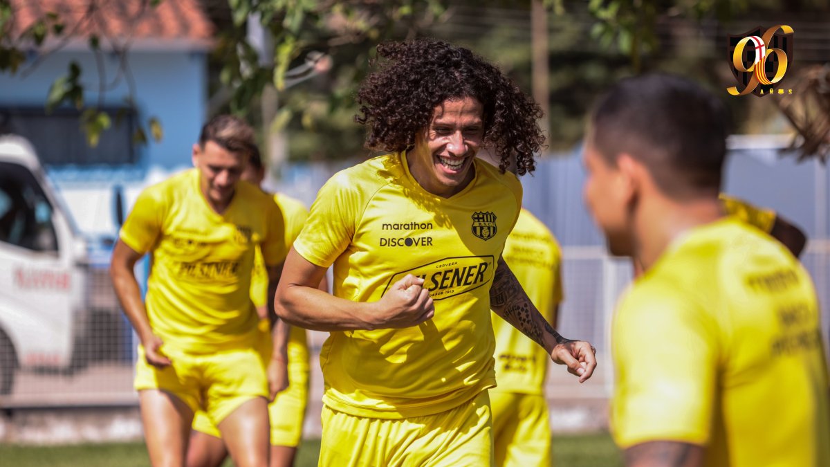 Williams Riveros, defensa de Barcelona, sufrió un esguince grado 2 en la práctica del sábado 20 de junio.