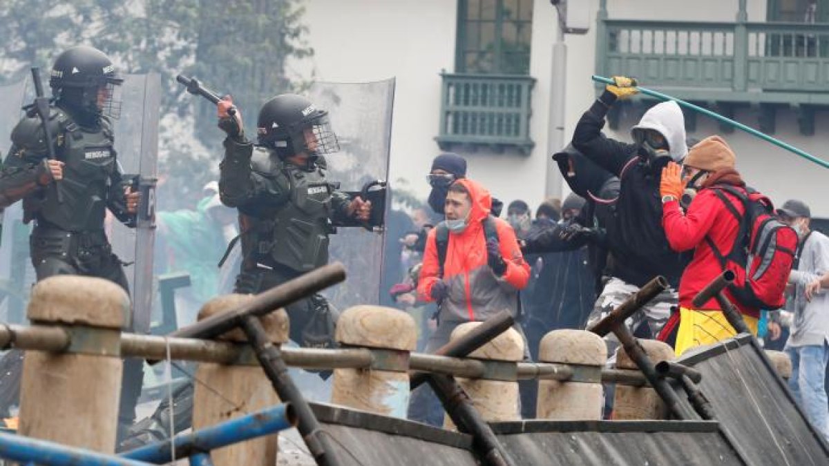 Las duras protestas con represión policial desangran a Colombia.