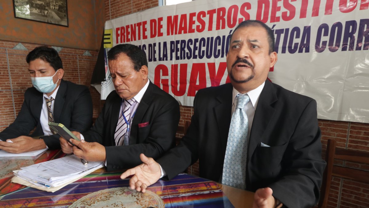 Charles Palacios Bastidas (d), Jorge Itúrburu y Darwin Vilche maestros destituidos durante el correísmo.