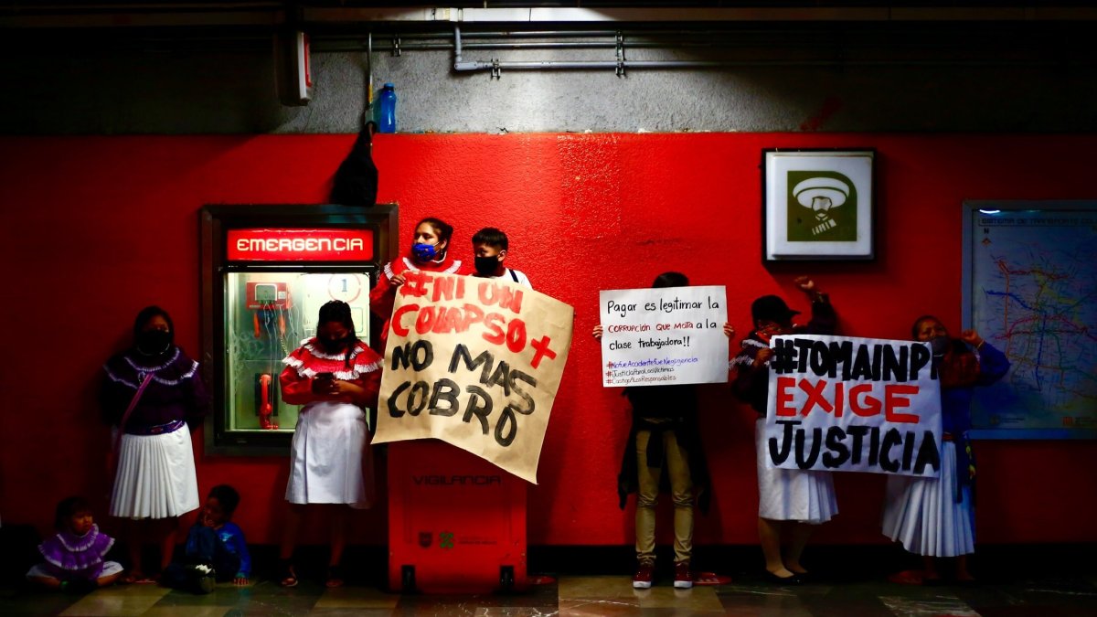 La comunidad otomí exige justicia por muertos en accidente de metro en México.