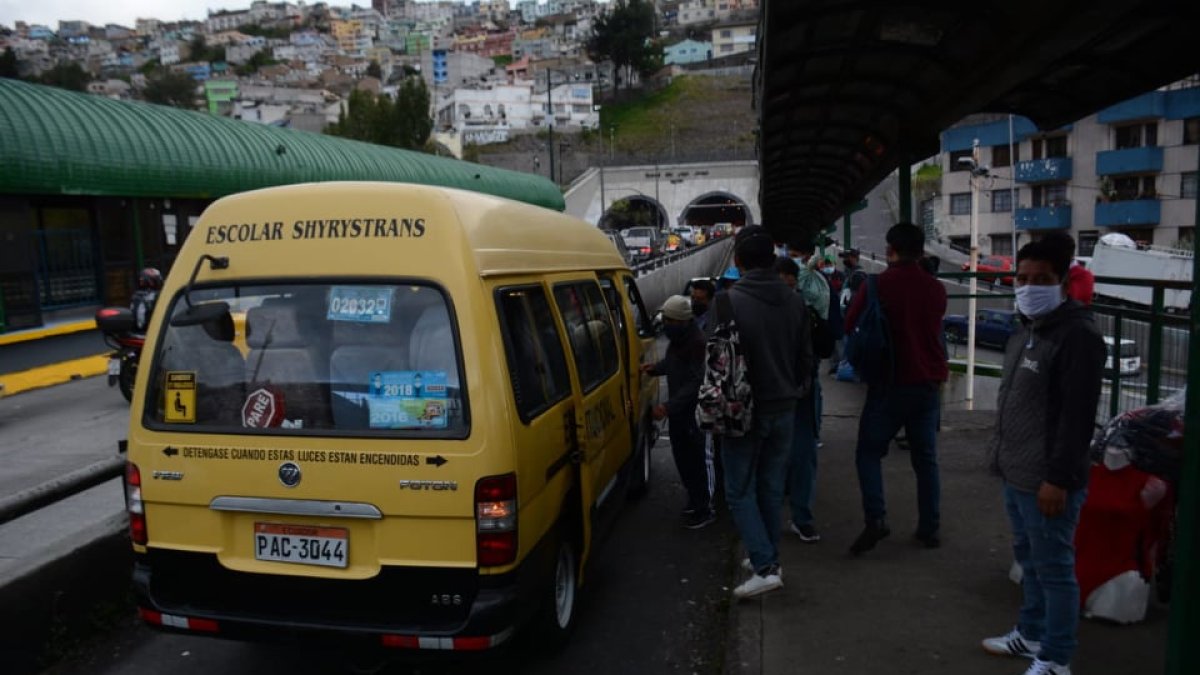 Furgonetas aprovecharon para trasladar a los usuarios por costos de entre $0.50 hasta $ 1.50 según la distancia.