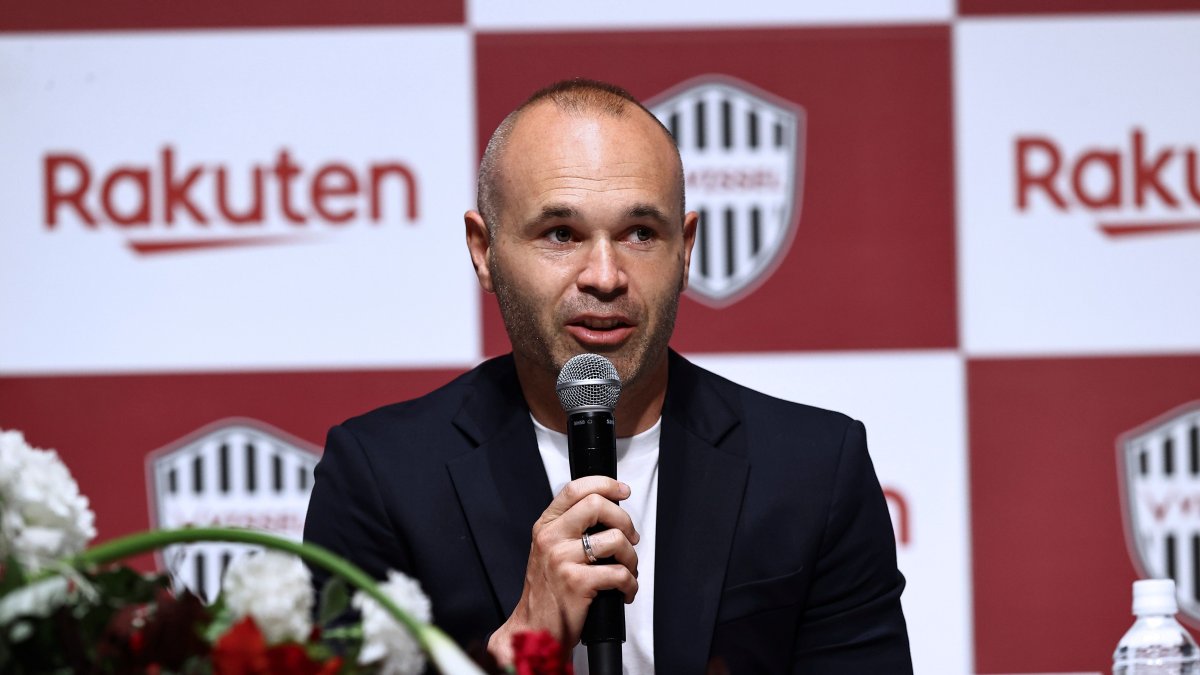 Andrés Iniesta durante el anuncio de su renovación por el cuadro japonés.